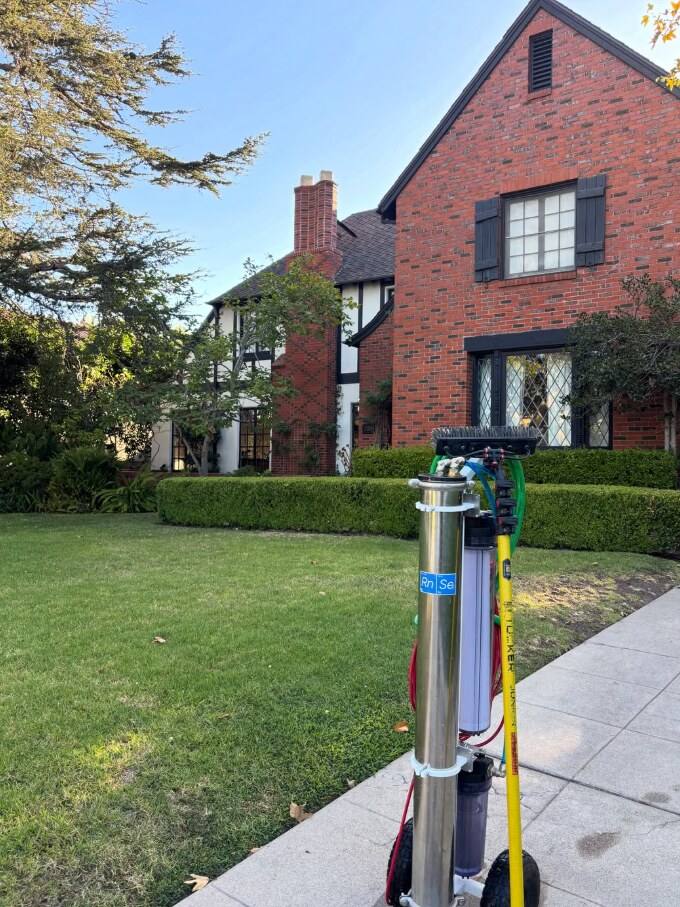 LA Window Washers deionized water filtration system outside a customer's home